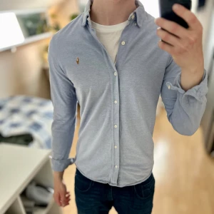 Ralph lauren skjorta - - Mycket fint skick, inga defekter. Nypris ca 2000kr. Storlek S slim fit, passar sig som är 175-185cm ungefär. Skriv för mer information!🤝