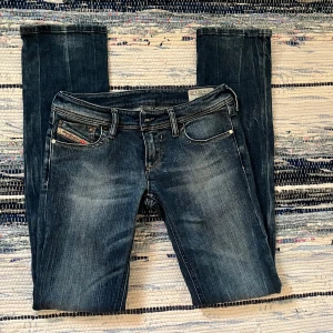 Diesel jeans i nyskick - Snygga Disel Jeans i nyskick. Endast använda en gång. Perfekta nu till skolstarten. Storlek: w25 L32. De är bootcut och lågmidjade. Pris är diskuterbart och hör av dig om det är något!