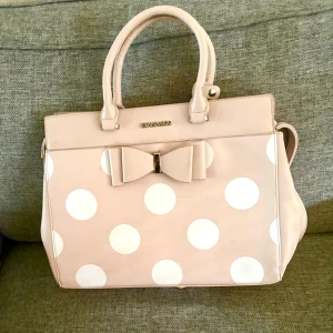 Väska Diana & co - Ny väska med avtagbar axelrem . 37*29*12 cm. Rymlig med många fack . Konstläder . Köpt från zalandp, nypris 900kr. 