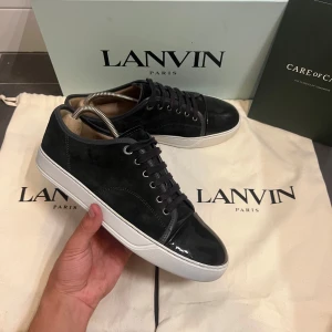 Lanvin skor - Tja! Säljer nu dessa sjukt snygga lanvins! Skick 9/10! Färg Elephant Grey! Storlek uk 7 vilket passar dig som har storlek 42! ALLT PÅ BILDEN MEDFÖLJS! Box, 2 dustbags och KVITTO! Om du har några frågor eller funderingar är det bara att höra av dig!🙌
