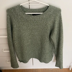 Grön stickad tröja från Vero Moda - Grön stickad tröja. Inge fläckar eller något bara knottrig😇😇
