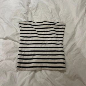 Randig tubtopp - Säljer min jättesöta randiga tubtopp från bikbok då den inte kommer till användning längre