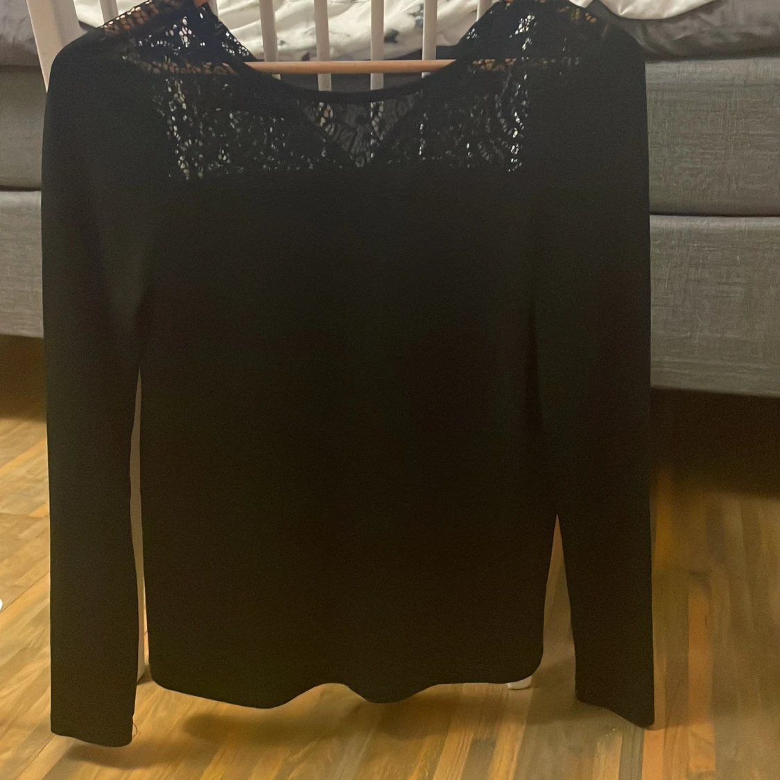 Svart långärmad topp med spetsdetalj