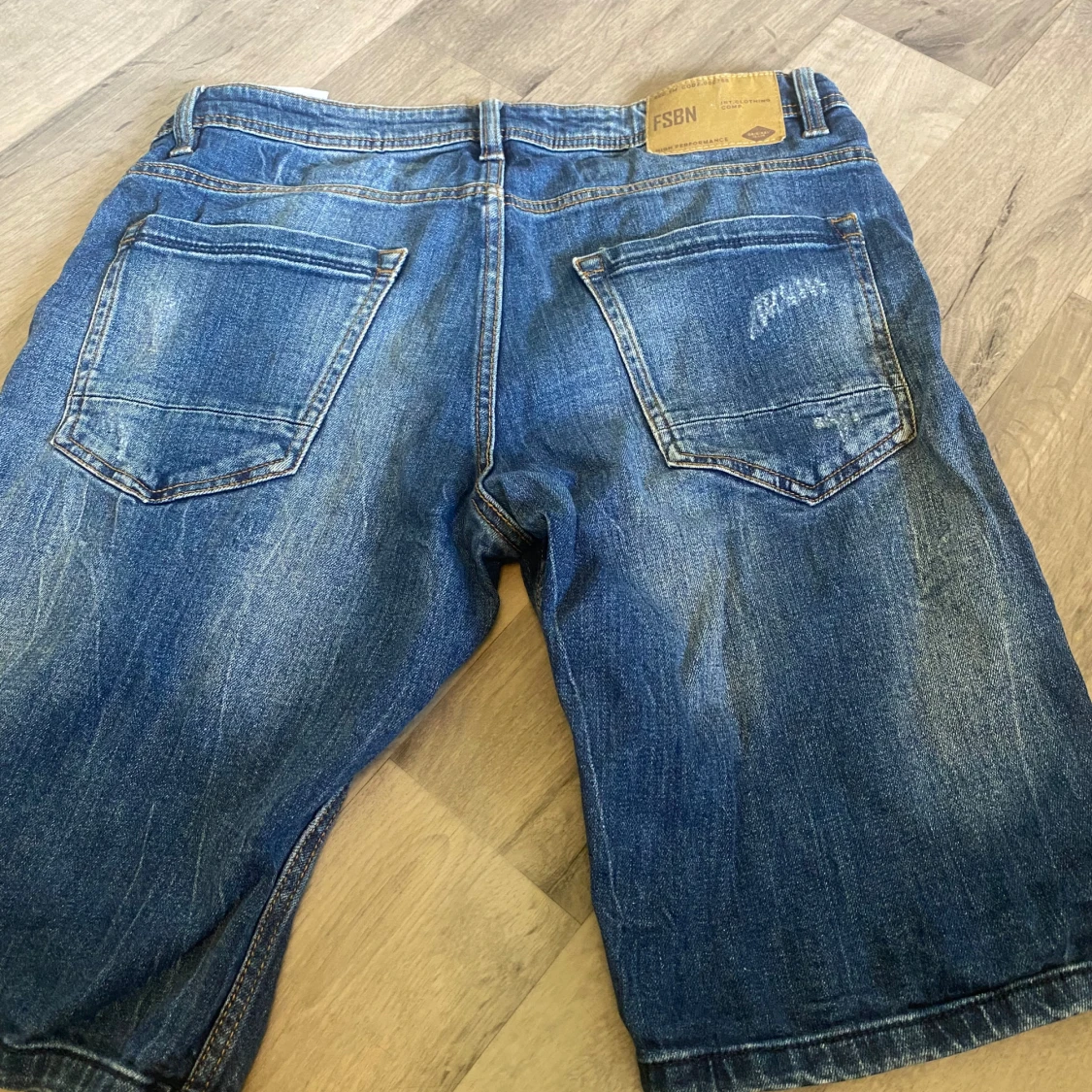 Blå slitna jeansshorts från FSBN - 1