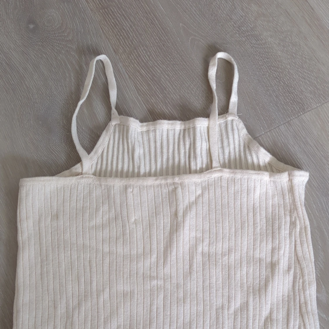 Ribbad ljusbeige klänning från Zara - 2