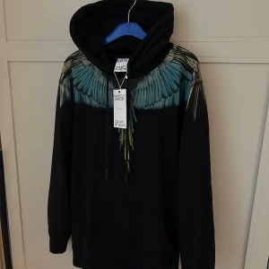Marcelo Burlon tröja - Säljer en supersnygg Marcelo Burlon hoodie till ett mycket bra pris, storlek M. Nytt skick inga skador. Skriv för intresse!
