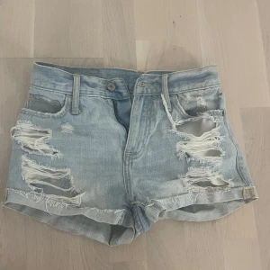 Lågmidjade slitna shorts från Abercrombie & Fitch🩵🩵 - Så så snygga Lågmidjade jeansshorts från abercrombie & fitch, perfekta nu till sommaren🤭🤭🥰🥰!
