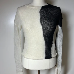 Stickad tröja weekday  - Tunn stickad tröja från weekday. Xs. Köp sker via köp nu, jag postar inom 24hKvar tills markerad såld 