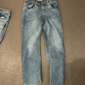 Levi's Loose Taper jeans i blå denim - Klassiska blå jeans från Levi's med loose taper passform. Byxorna har fem fickor, gylf med dragkedja och knapp samt Levi's ikoniska läderpatch bak. Perfekta för en avslappnad stil med lite bredare ben och avsmalnande nedtill.