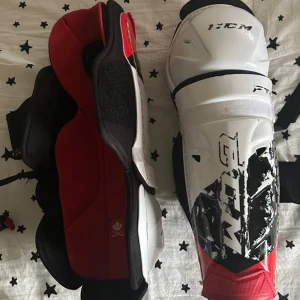 Ccm benskydd ft485 - Benskydd perfekt för de som spelar hockey. Syns att de har används men funkar perfekt. Avtagbara insider om man vill torka de av svett. Rena. Priset sitter inte i sten