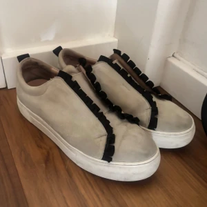 Skor volanger K Cobler - Supersnygga skor med volanger från K Cobler! Storlek 39💕