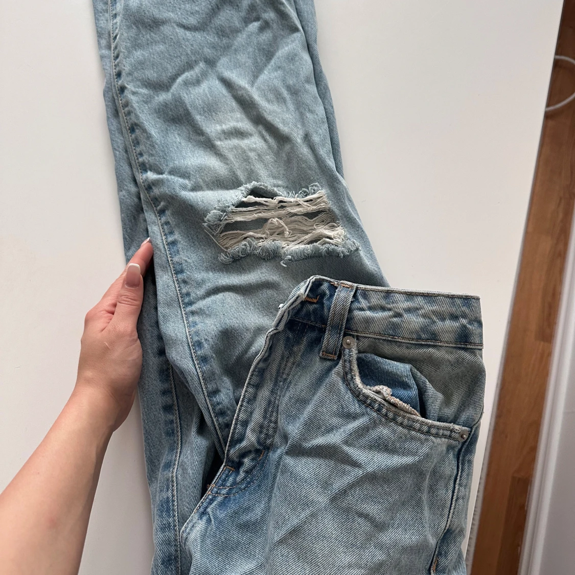 Raka jeans me hål