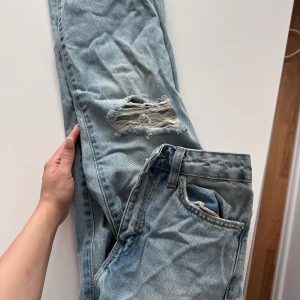 Raka jeans me hål - Jeans me hål raka