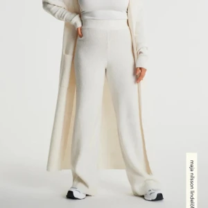 Stickade byxor - Supermjuka stickade vita byxor från Maja Nilsson Lindelöfs kollektion tillsammans med Gina Tricot! Lite noppriga, men annars bra skick 💕