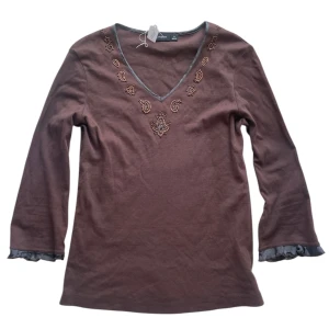 Brun trekvartsärmad tröja från Lindex  - Brun tröja med trekvartsärm, ärmdetalj vid änden och pärldetaljer 🤎Jag brukar ha strl XS/S i toppar för referens! 