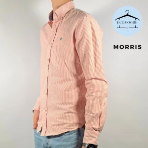 Randig Morris skjorta  - Randig skjorta från Morris i toppskick 🩵🩷 storlekn är S och modellen är 185cm!! Vid frågor eller funderingar är det bara att skriva!!