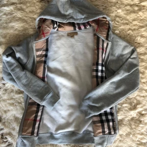 Burberry kofta - Burberry kofta som ej är använd, inga tecken på några skador heller! Hör gärna av er för mer frågor 