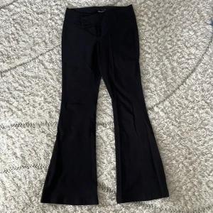 Svarta bootcut kostymbyxor från Gina Tricot - Säljer ett par svarta kostymbyxor från Gina Tricot. Lite korta i storlek, har inte använts💕