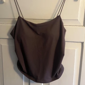 croppat linne  - Säljer en brun croppad linnetopp från SHEIN med lite vaddering i stl M. Materialet är mjukt och stretchigt. Den är helt ny, har endast provat den 😊