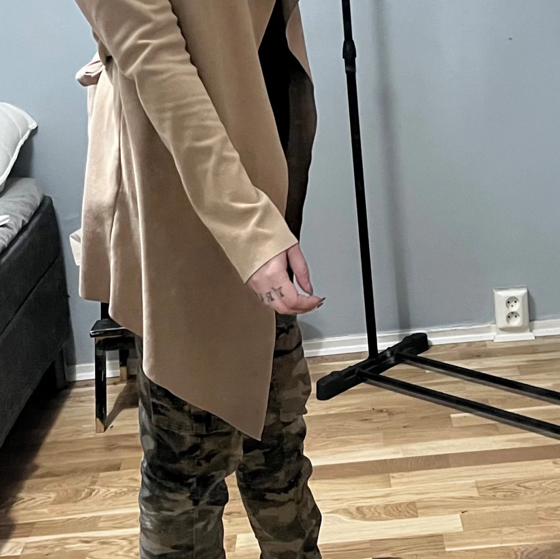 Beige omlottkappa med vattenfalls-krage - 2