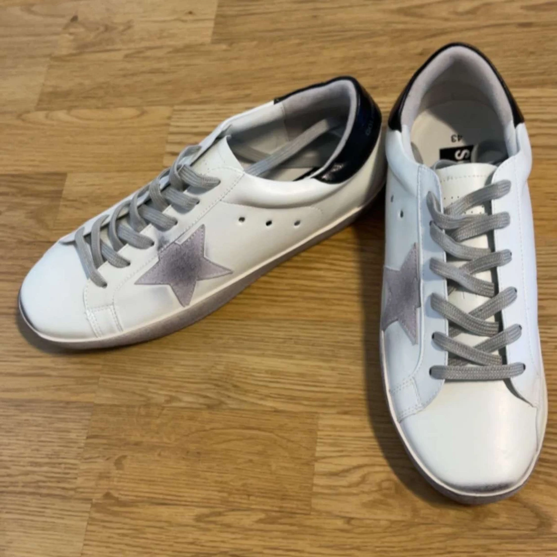 Vita sneakers från Golden Goose med grå stjärna - 1