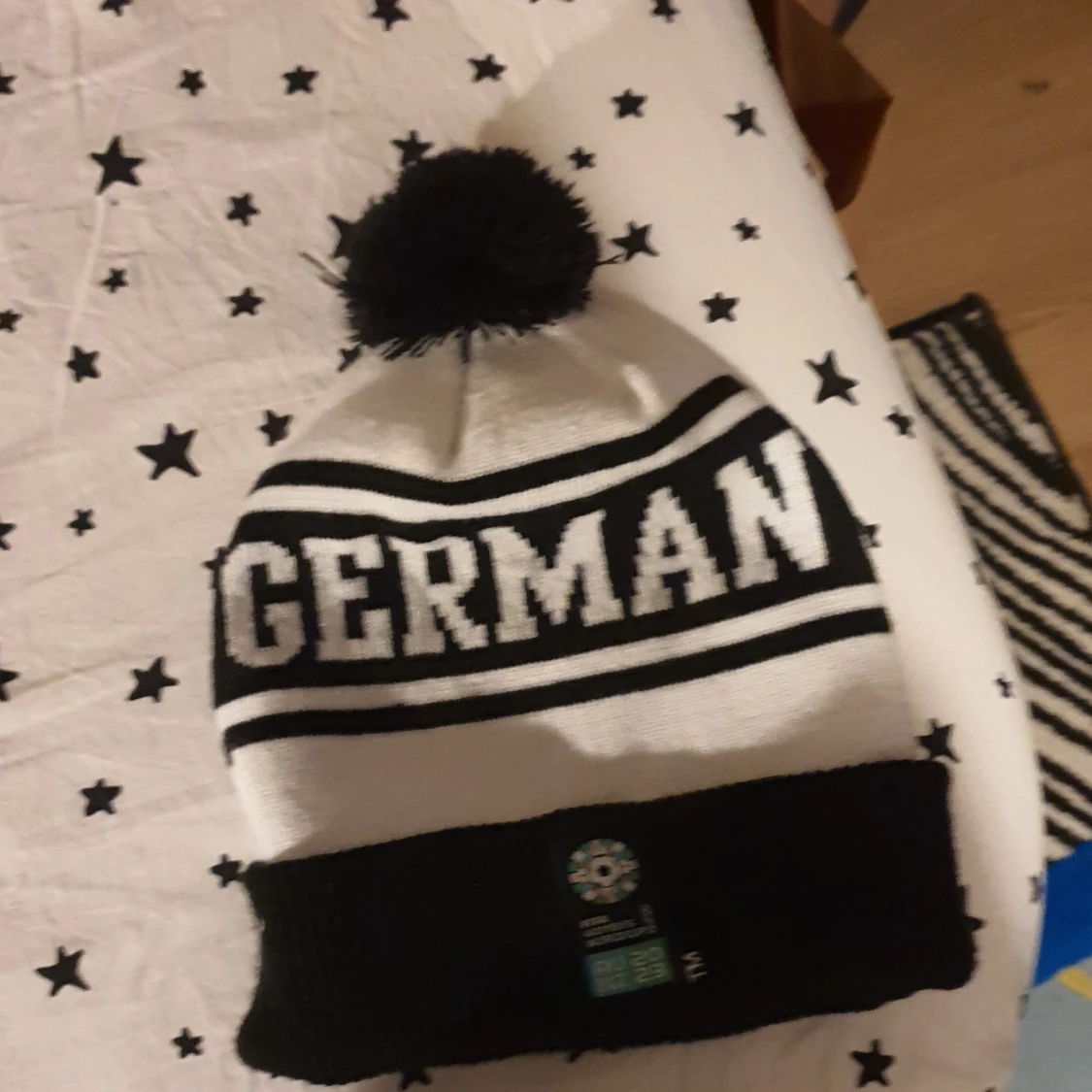 Svartvit mössa med texten GERMANY och FIFA Women's World Cup-märke