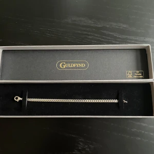 Silverarmband från Guldfynd - Säljer ett stilrent silverarmband från Guldfynd. Armbandet har en klassisk kedjedesign och levereras i originalask. Perfekt för dig som gillar enkla och eleganta smycken. Armbandet är aldrig använt och säljes för det inte passade när jag fick det. Skicka prisförslag om det inte passar er.