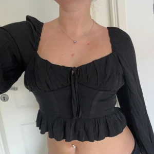 Svart blus  - Säljer en superfin svart blus i bra skick 💘💘passar storlek xs/xxs