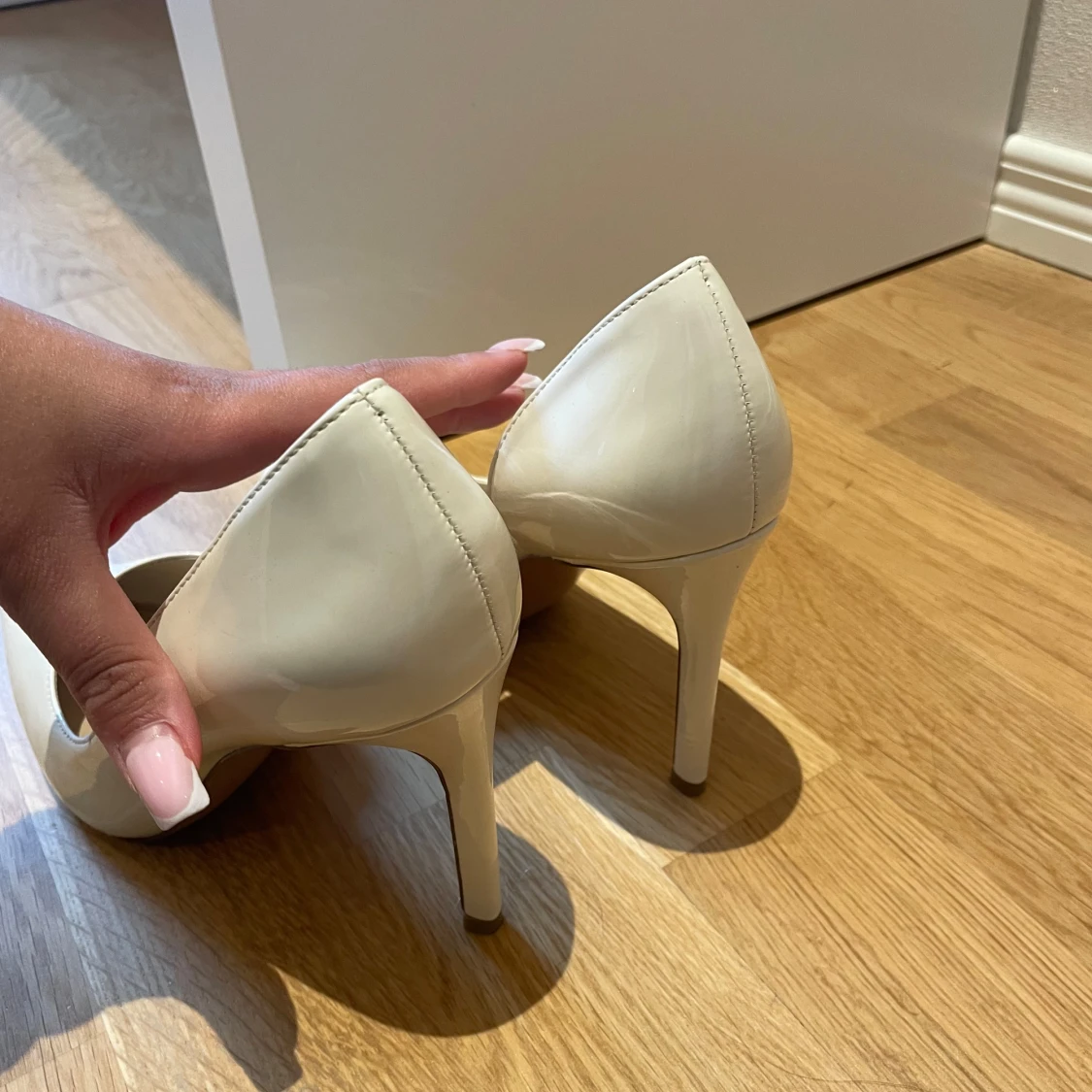 Vita pumps med klack från MNG - 2