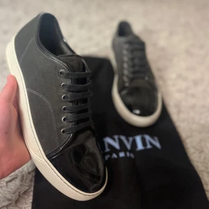 Lanvin ~Nya - Tja! Säljer dessa Lanvins i ~Nyskick|| Skick 9,8/10 Inga D-effekter och glansen är väldigt bra|| Storlek 41/42 (UK 7) ||Nypris: ~5000 Mitt pris:3399 men priset kan diskuteras|| Om ni har frågor eller funderingar är det bara att fråga|| Mvh Oscar
