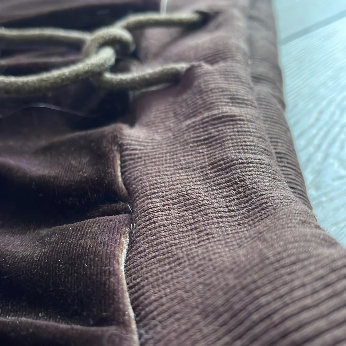 Bruna mjukisbyxor i velour med dragsko - 4