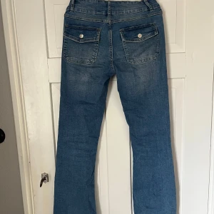 Blå jeansbyxor från Denim Day - Snygga blå lågmidjade jeans från Denim Day. Säljer då de inte kommer till användning, storlek 164 men passar även Xs och S. Pris går att diskutera.