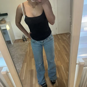 Ljusblå  jeans - Säljer ett par klassiska utsvängda ljusblå från lager 157 med normal passform. Byxorna har fem fickor, knappgylf och Levis-lapp bak i midjan. Perfekta för dig som gillar en tidlös denimlook.