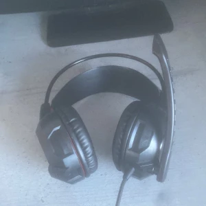  Gaming hörlurar  - Det är väldigt bra hörlurar och de har bara varit använda en gång. är i bra kvalitet och har tre USB kopplingar om du har en annan så kan du använda den andra eller den tredje. jag gör det hära för att spara pengar till min fotbollskarriär och nya fotbollsskor som jag behöver för att fortsätta spela fotboll. alla pengar går till mina fotbollsskor som är elit