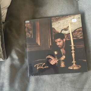 Take Care - Vinylskiva med Drake – 'Take Care'.   Baksidan listar låtar som 'Headlines', 'Marvins Room' och 'The Ride'. Perfekt för dig som älskar modern musik och vill ha en ikonisk hiphop/R&B-skiva i samlingen. Aldrig öppnad så ganska exklusiv. Köpte den för 599 för två år sedan men spelade aldrig den!
