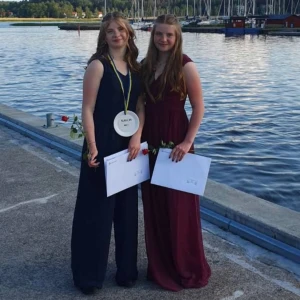 Vinröd långklänning  - Säljer min vinröda långklänning då den inte längre passar mig. Köpt från Nelly och endast använd en gång, vid min skolavslutning i 9an för 4 år sedan. Den är lite sliten längst ner på klänningen där den gått i golvet, men det är inget som syns när man har den på sig. Priset är diskuterbart!🤍