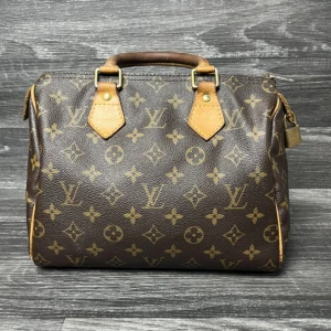 Louis Vuitton Monogram Speedy 25 handväska - Klassisk brun handväska från Louis Vuitton i deras ikoniska monogrammönster. Väskan är i superfint skick utvändigt, på insidan finns det dock en grön fläck. Inga hål i hörnen, säljs med sin dustbag. Äkthetsbevis finns 💕