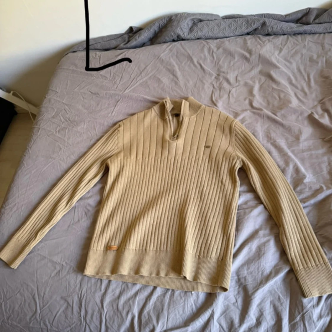 Beige stickad tröja med dragkedja från Aiopeson