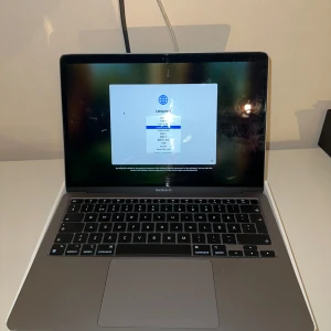 MacBook m1 - MacBook m1 2020 8gb 256gb bra skick och funkar helt ok, men tyvärr en liten skada på den högra sidan men man märker inte. Kommer med laddare och kvitto och en del av boxen har tappat bort den översta delen. 