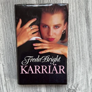 Karriär Freda Bright  - En dramatisk roman om Dasha Croy som kämpar sig till toppen inom juridikvärlden. Boken utforskar relationer, ambitioner och känslor när framgången förändrar allt. Perfekt för dig som gillar starka karaktärer och spännande livsöden.