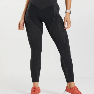 Apex tights från Gymshark - Svarta tights som är i väldigt bra skick! Formar kroppen så fin.