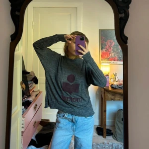 Isabel Marant tröja ❣️ - Super snygg och unik Isabel Marant tröja i jätte fint skick! 💕💕 Säljer då den inte kommer till användning tyvärr. Finns ingen storlek i men skulle säga den passar xs-m beroende på hur man vill att den ska sitta ❣️Skriv om ni har frågor eller vill ha fler bilder!!! 