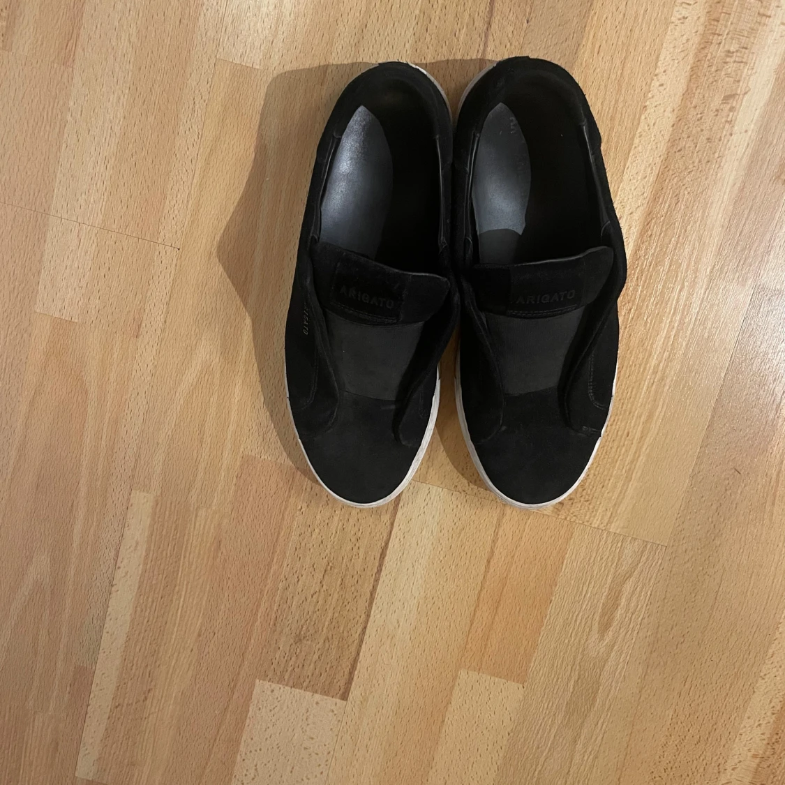 Säljer Svarta sneakers från Axel Arigato i mocka - 3