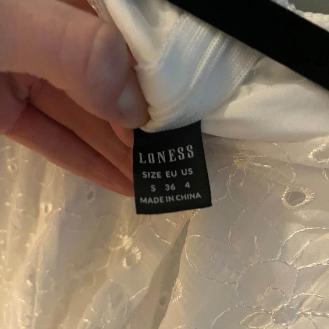 Vit blommig klänning från LoNESS - 2