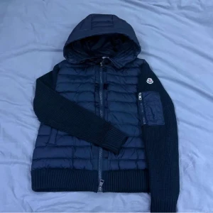 Moncler cardigan  - Moncler cardigan med luva. Riktigt schysst till våren men även hösten. Skicket är riktigt bra 8.5/10. Jackan har använts sparsamt och finns inga konstigheter. Kom med bud och prisförslag gällande cardiganen