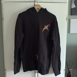 Axel Arigato Hoddie - Arigato hoodie. Extremt fräsch och i bra skick, nypris 2200kr. 