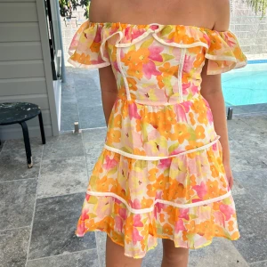 Blommig offshoulder klänning  - Superfin offshoulder klänning 💛💛💛💛