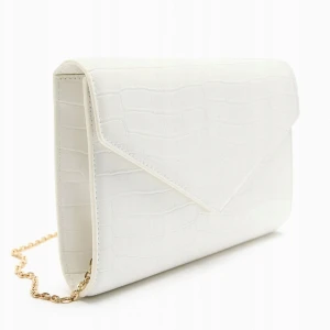 2 Väskor från ZARA - Vitt handväska & Mango axelväska med kedja - Stilren vit kuvertväska med krokodilpräglat mönster och guldfärgad kedja. Väskan har en elegant och minimalistisk design med spetsigt lock. Perfekt för att lyfta din outfit med en modern touch. Säljer en stilren ljusblå axelväska från MANGO med guldfärgad kedja och topphandtag. Väskan har en fyrkantig form och stängs med lock. Perfekt för att lyfta din outfit med en pop av färg!