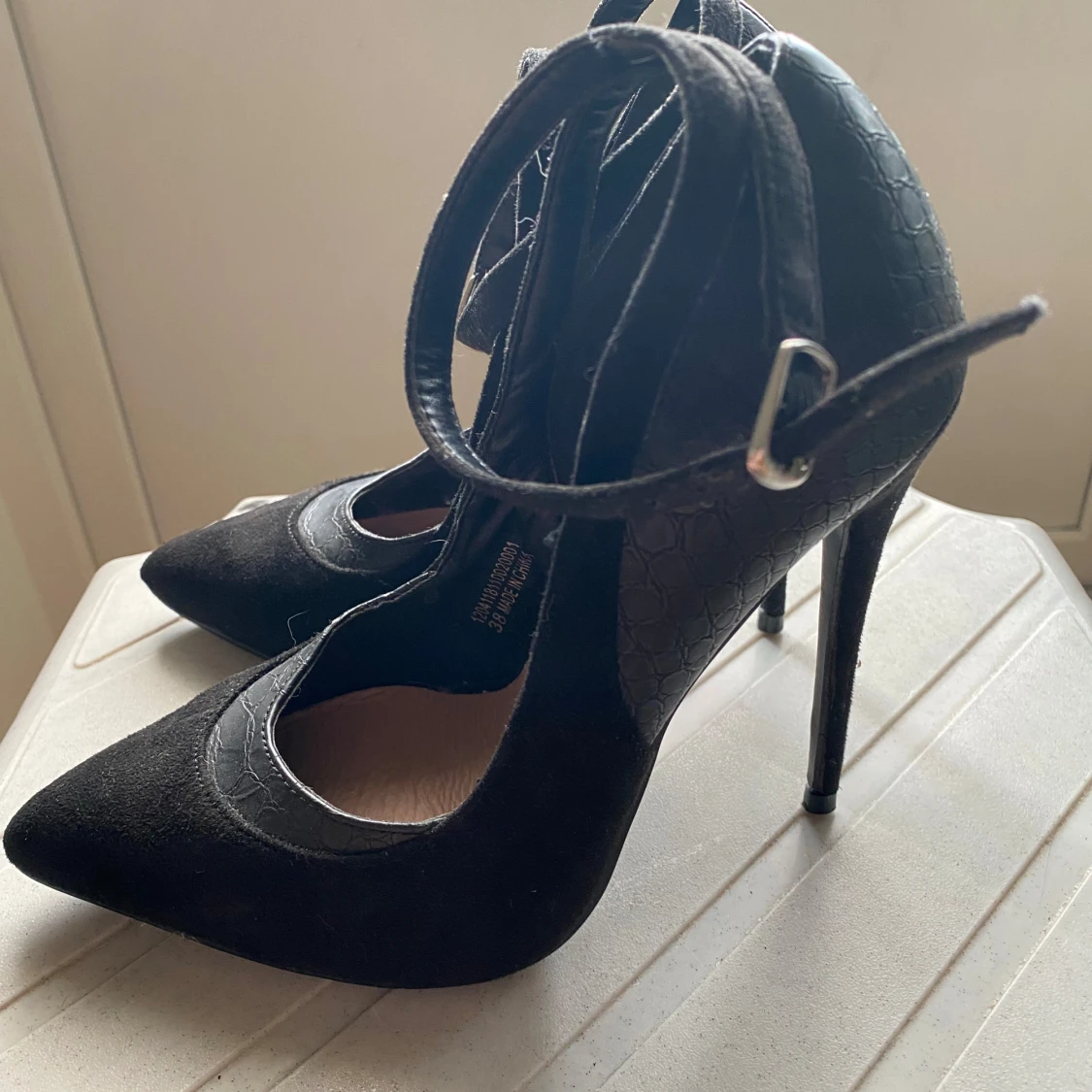 Svarta pumps med ankelrem från Lost Ink - 3