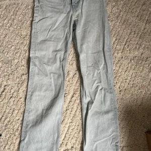 Ljusblå jeansbyxor från Weekday - Säljer ett par ljusblå jeansbyxor från Weekday med raka ben